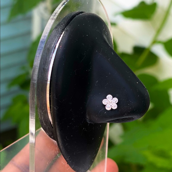 Flower 🌸 (L shape Nose Stud) - Picture 3 of 3